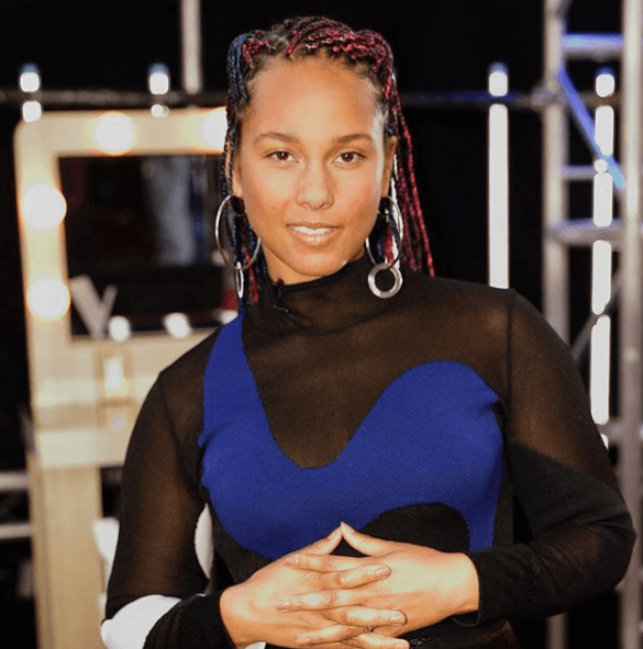 Alicia Keys Keeps Her Style Chic, Yet Effortless On 'The Voice' 1 Screen Shot 2018 04 06 at 3.06.46 PM