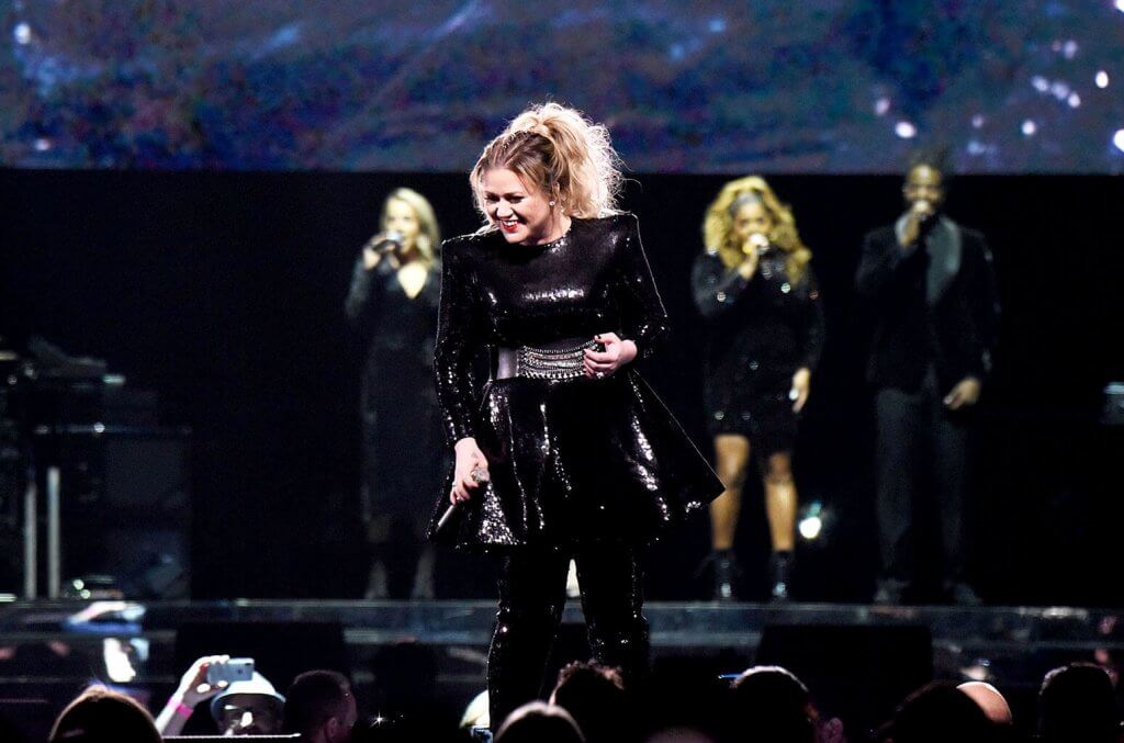 Kelly Clarkson at Nassau Coliseum march 2019 ajkl billboard 1548