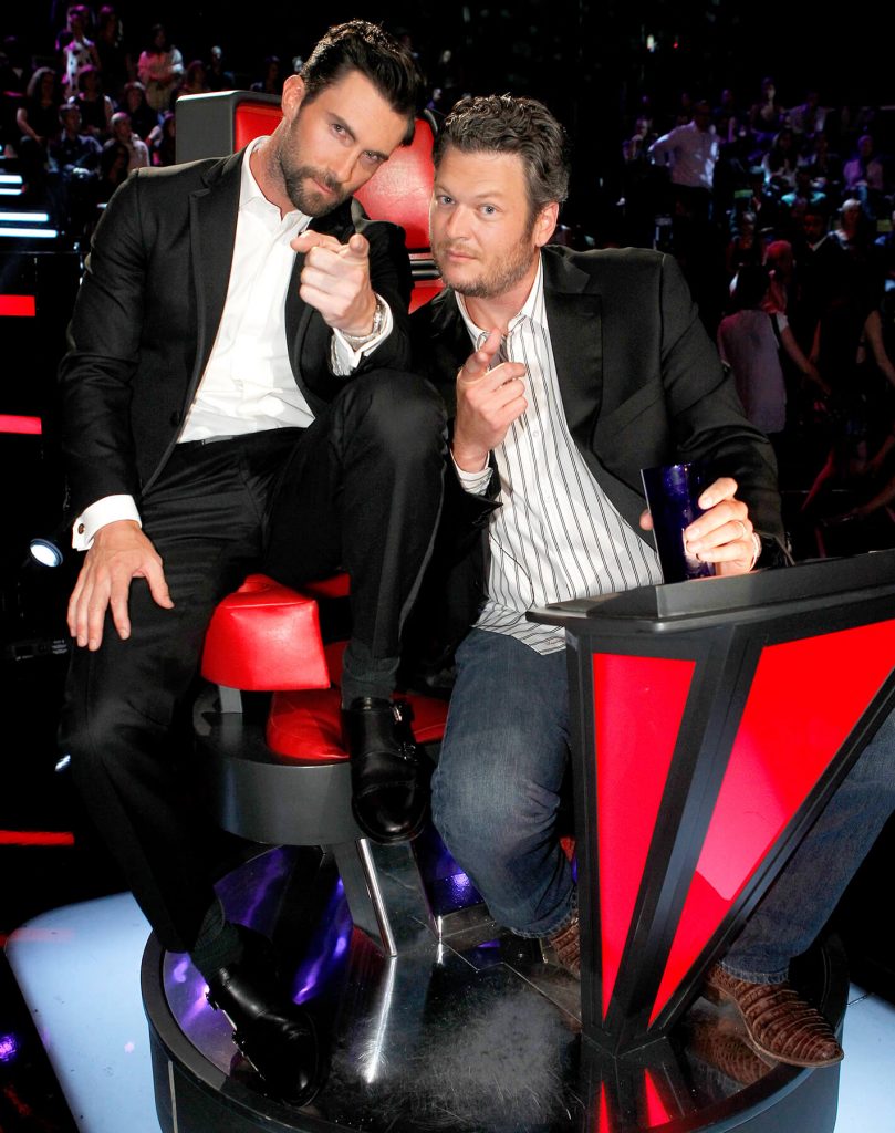 adam levine blake shelton pointing 1