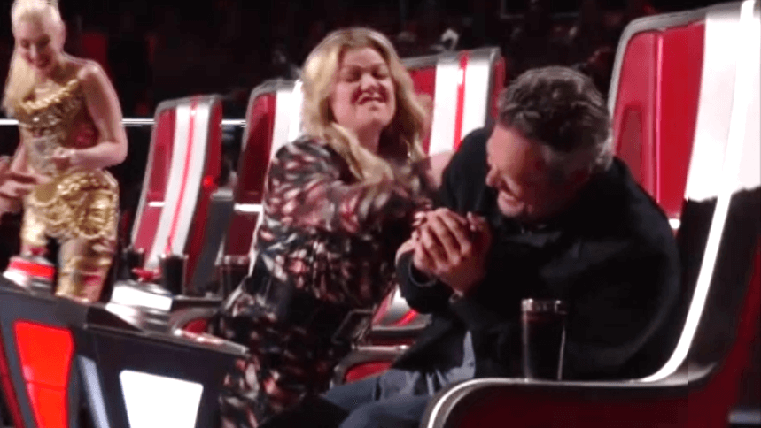 kelly clarkson blake shelton the voice fighting