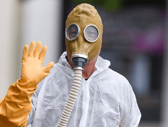 Howie Mandel wears a gas mask to "AGT" taping