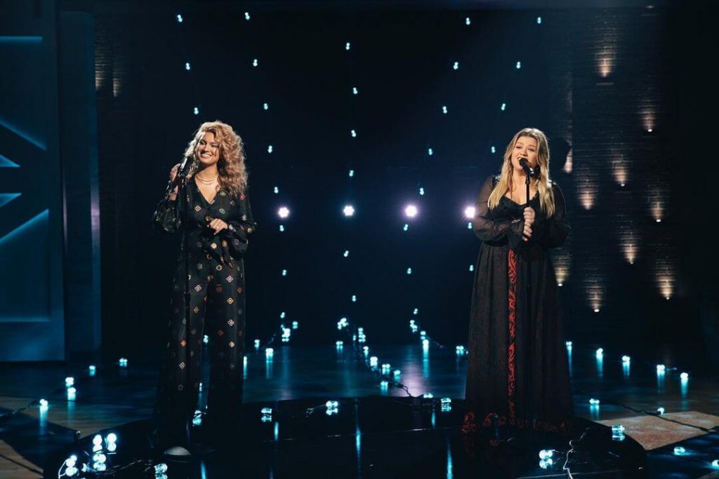 kelly tori kelly clarkson cover Christmas special