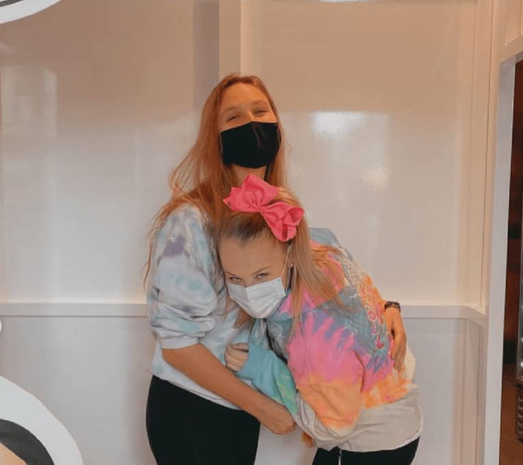 JoJo-Siwa-Girlfriend-JoJo-Siwa-Kylie-The-Masked-Dancer-Who-Is-JoJo-Siwa-Dating