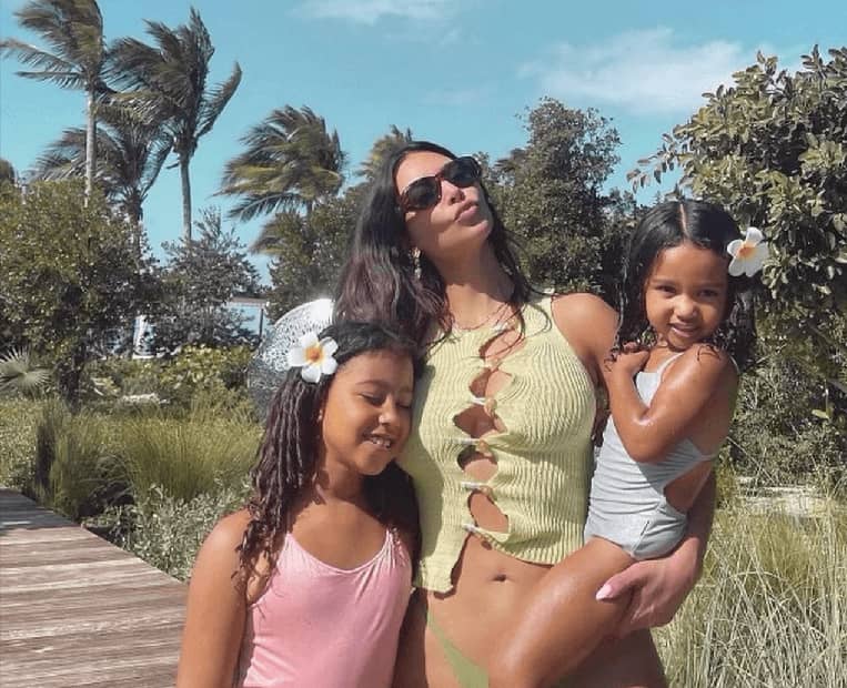 Kim-Kardashian-Kanye-West-Kylie-Jenner-Stormi-Khloe-Kardashian-Kourtney-Kardashian