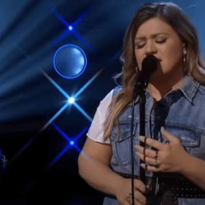 Kelly Clarkson's emotional cover of "Lonely"