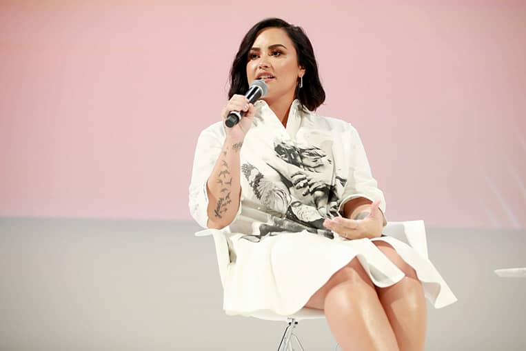 Demi-Lovato-The-Bigg-Chill-Frozen-Yogurt-Dancing-With-The-Devil