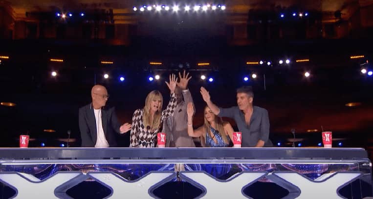 Americas-Got-Talent-Season-16-Americas-Got-Talent-Golden-Buzzer-Simon-Cowell-Terry-Crews-Sofia-Vergara-Heidi-Klum-Howie-Mandel-Ray-Singleton-Northwell-Health-Nurse-Choir