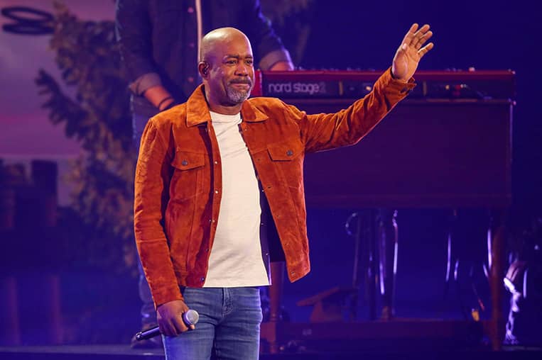 Darius-Rucker-Masked-Singer-Darius-Rucker-The-Masked-Singer-Cluedle-Doo-Joel-McHale