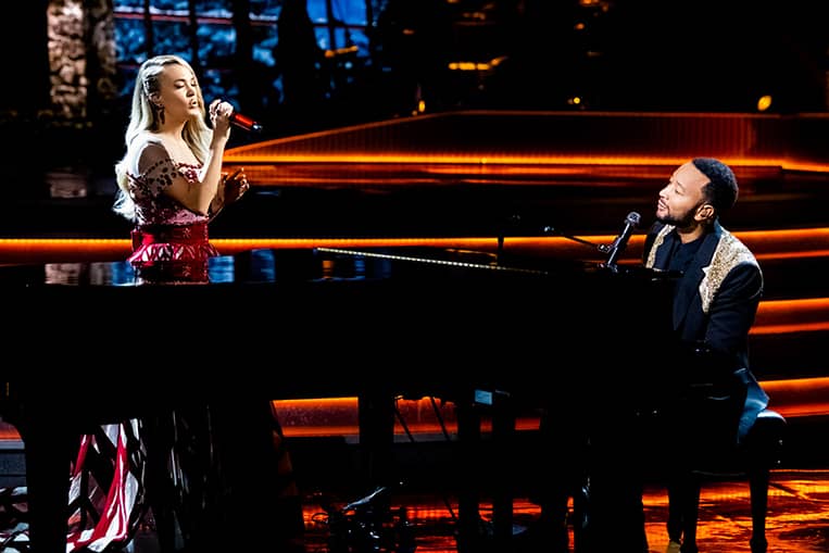Carrie Underwood and John Legend perform award-winning song 'Hallelujah"