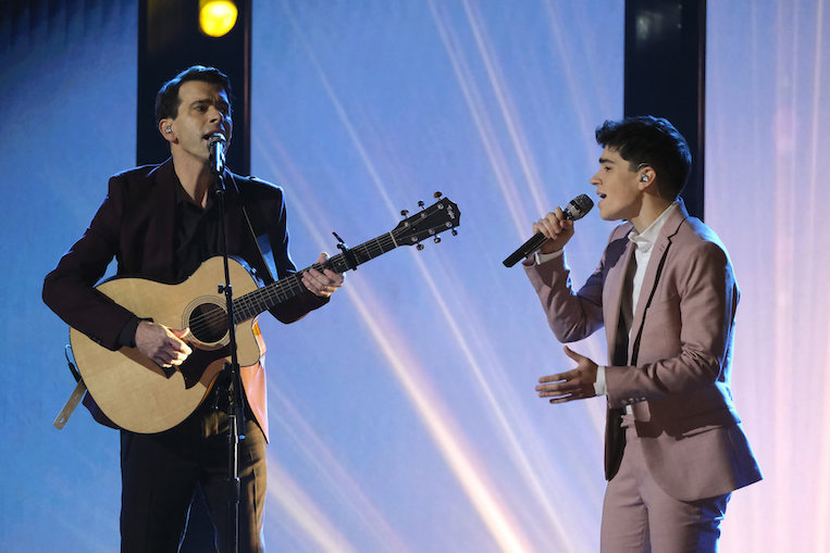 Jim and Sasha Allen Perform on 'The Voice'