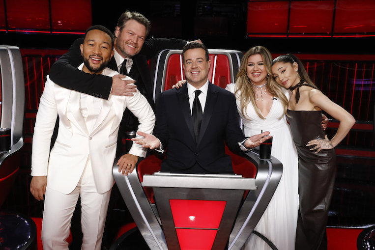 John Legend, Blake Shelton, Carson Daly, Kelly Clarkson, and Ariana Grande on the set of 'The Voice'