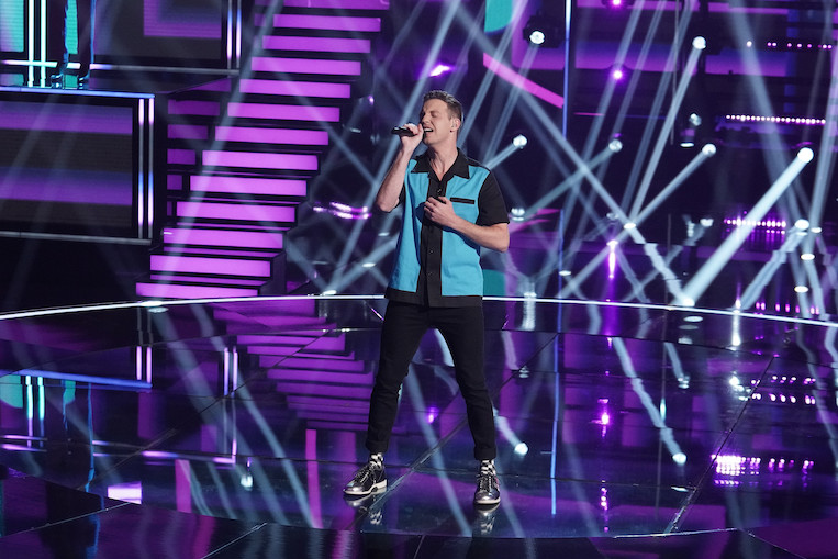 A singer performs on 'I Can See Your Voice'