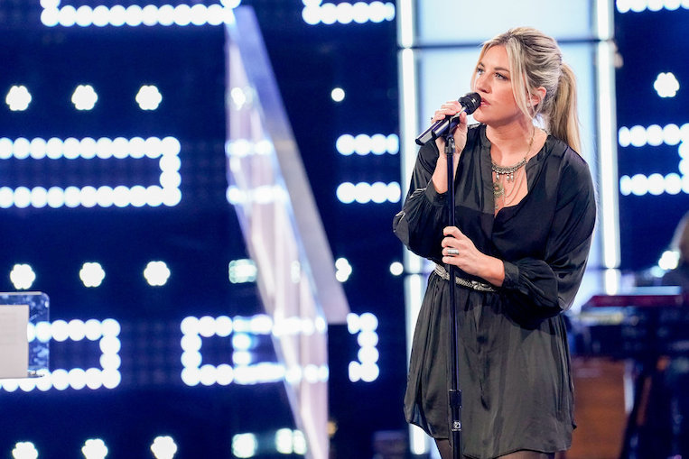 Morgan Myles singing on 'The Voice'