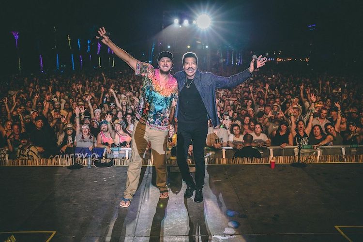 Luke Bryan and Lionel Richie on stage