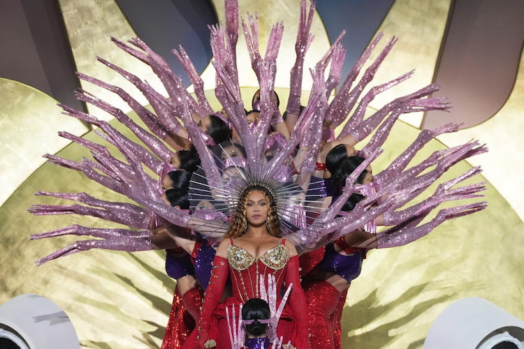 The Mayyas and Beyonce on stage in Dubai