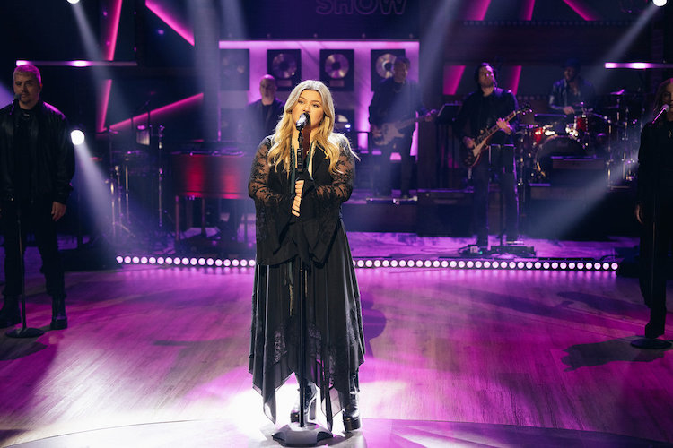 Kelly Clarkson singing Kellyoke